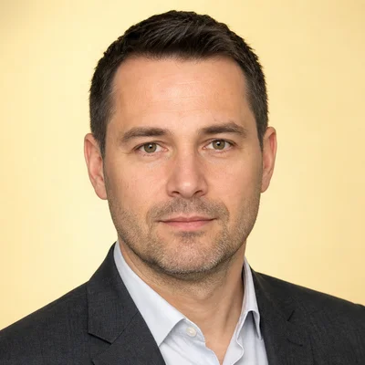Paweł Ostrowski: analityk ryzyka drogowego przy programie kryptexalvd, zdjęcie wizerunkowe neutralne, 400×400 px